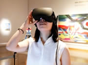 VRコンテンツを体験中